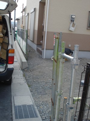 レンガタイルでキュートな門周り　施工前