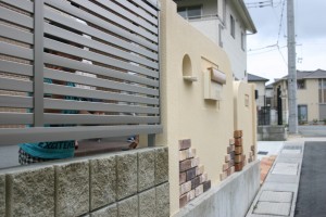 レンガタイルでキュートな門周り　左側