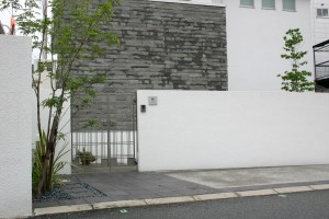 建物石張り意匠壁が良く映えます
