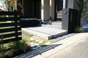 テーマカラーの黒に緑を合わせたお庭 姫路市T様邸3