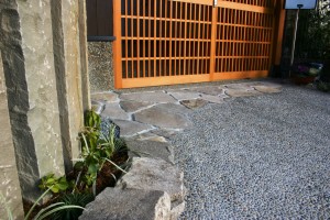 丹波石のコバ積み花壇|ノムラモミジ　たつの市Ｎ様邸3