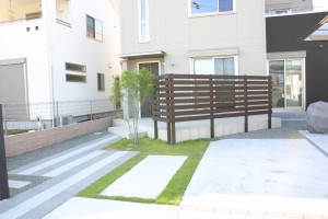 黒の門柱|ステンカラーの縦格子　姫路市Ｋ様邸4