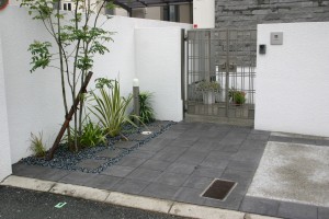 黒の平板敷きアプローチ