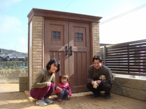 カンナ物置の前で記念撮影