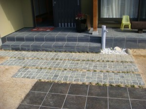 90□自然石アプローチが玄関へと続きます