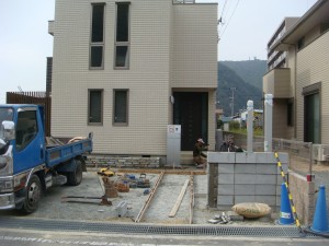 塀や花壇が積み上がり土間工事へと進んでいきます。