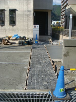 アプローチに90□の自然石を敷きました。