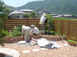 ご家族の皆さんと一緒にお庭を作りました　エクステージ