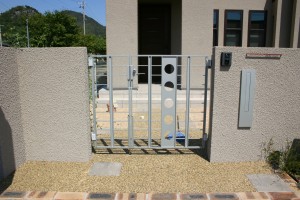 アルミ鋳物門扉を使用した開放感のある門周り