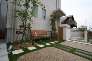 チーク材｜木製ベンチのあるお庭　たつの市T様邸3