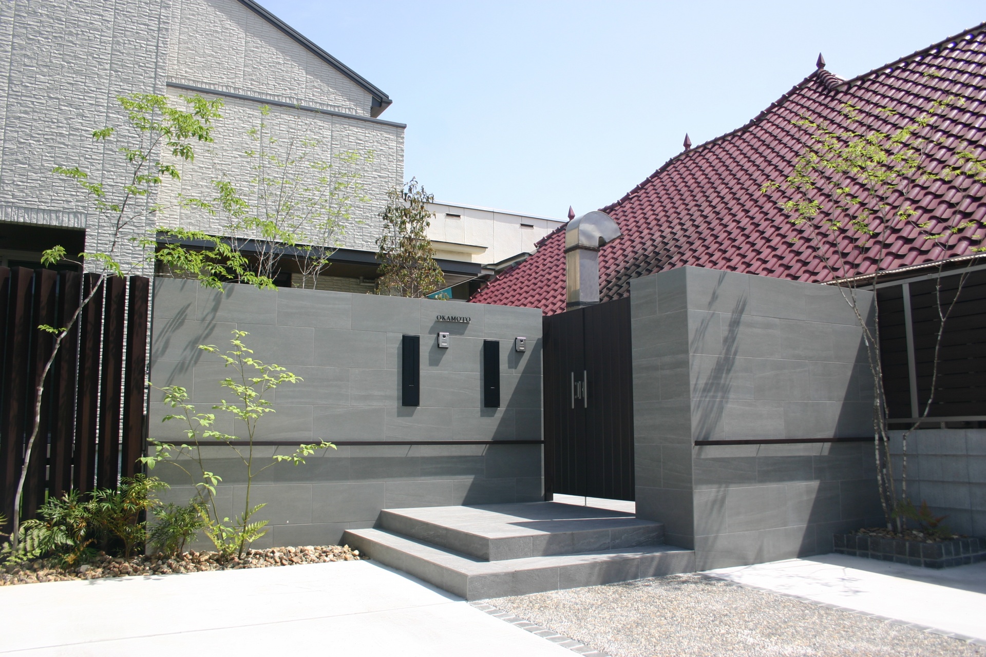 姫路市O様邸シンプルモダンなタイル門柱　昼