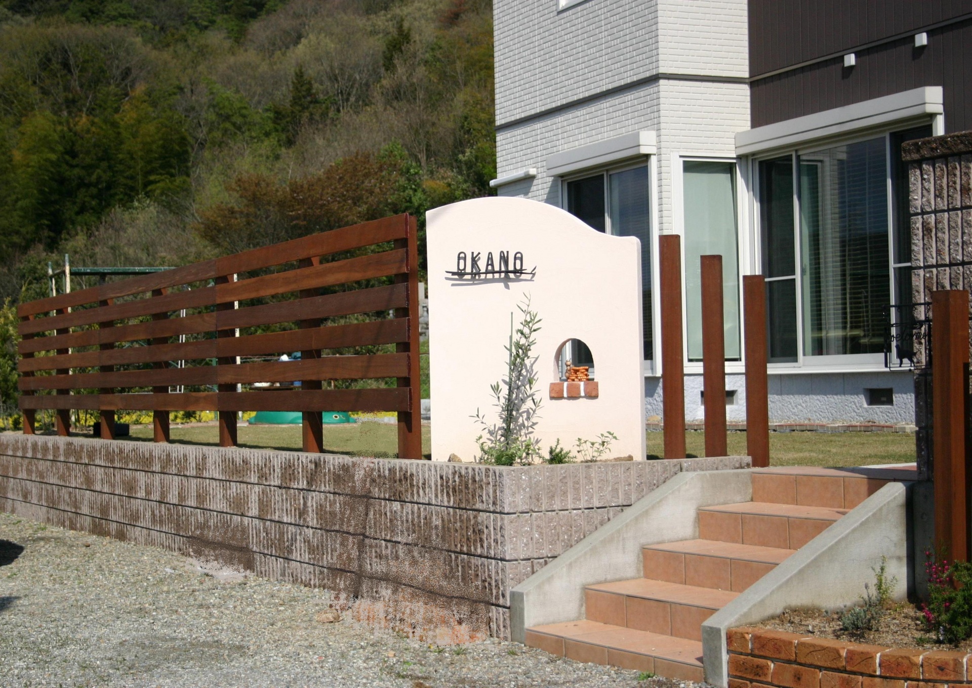 まぁるい抜き窓からアリさんがお出迎え　相生市O様邸