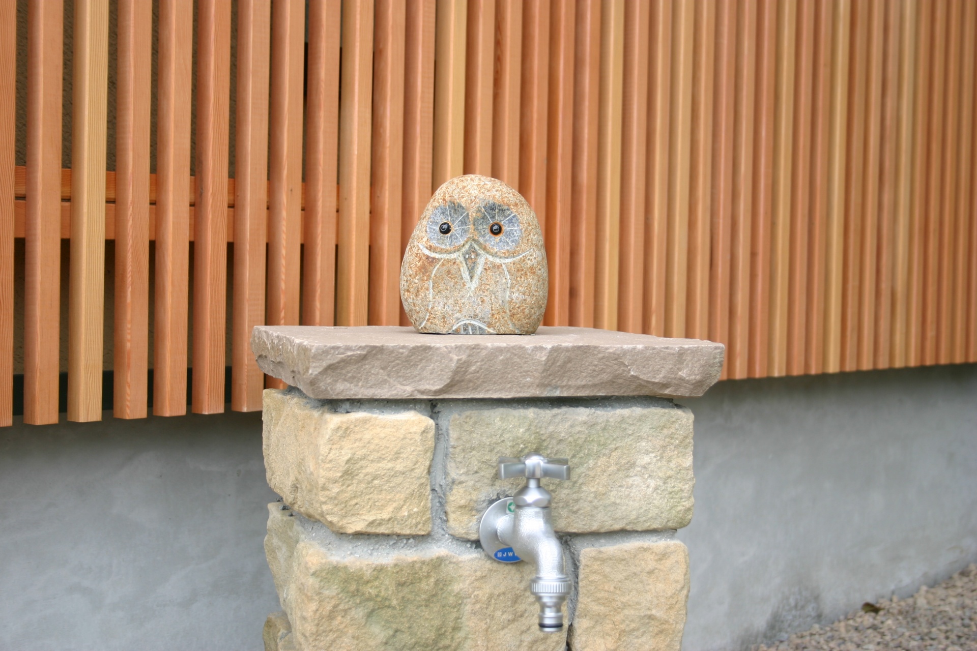 石製のフクロウのオブジェが可愛い立水栓