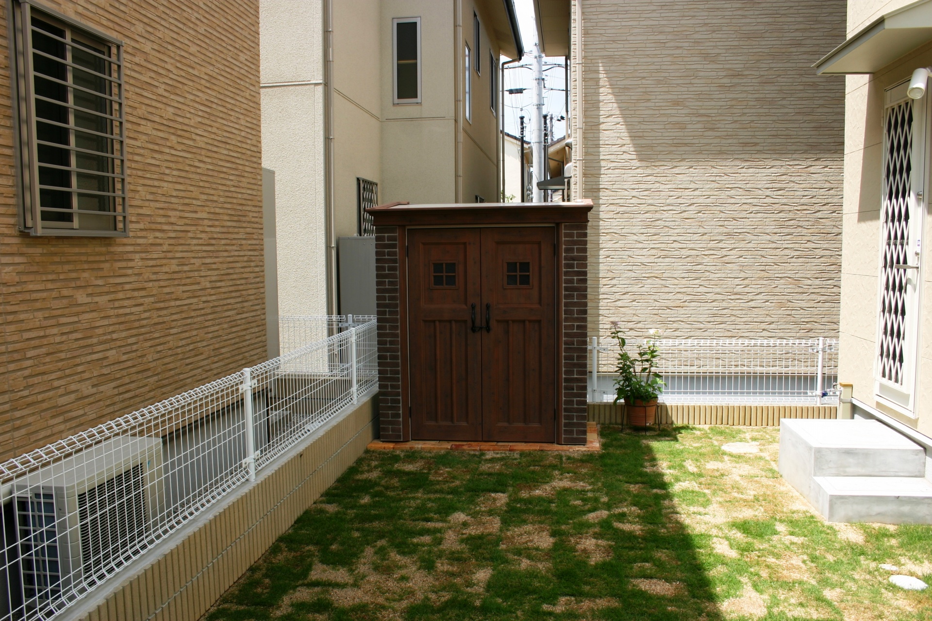 ナチュラルガーデンに似合う物置｜カンナブラウン