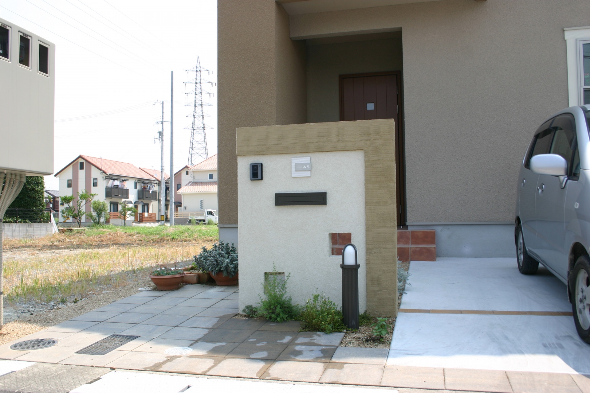 個性的なツートンエクステリア門柱