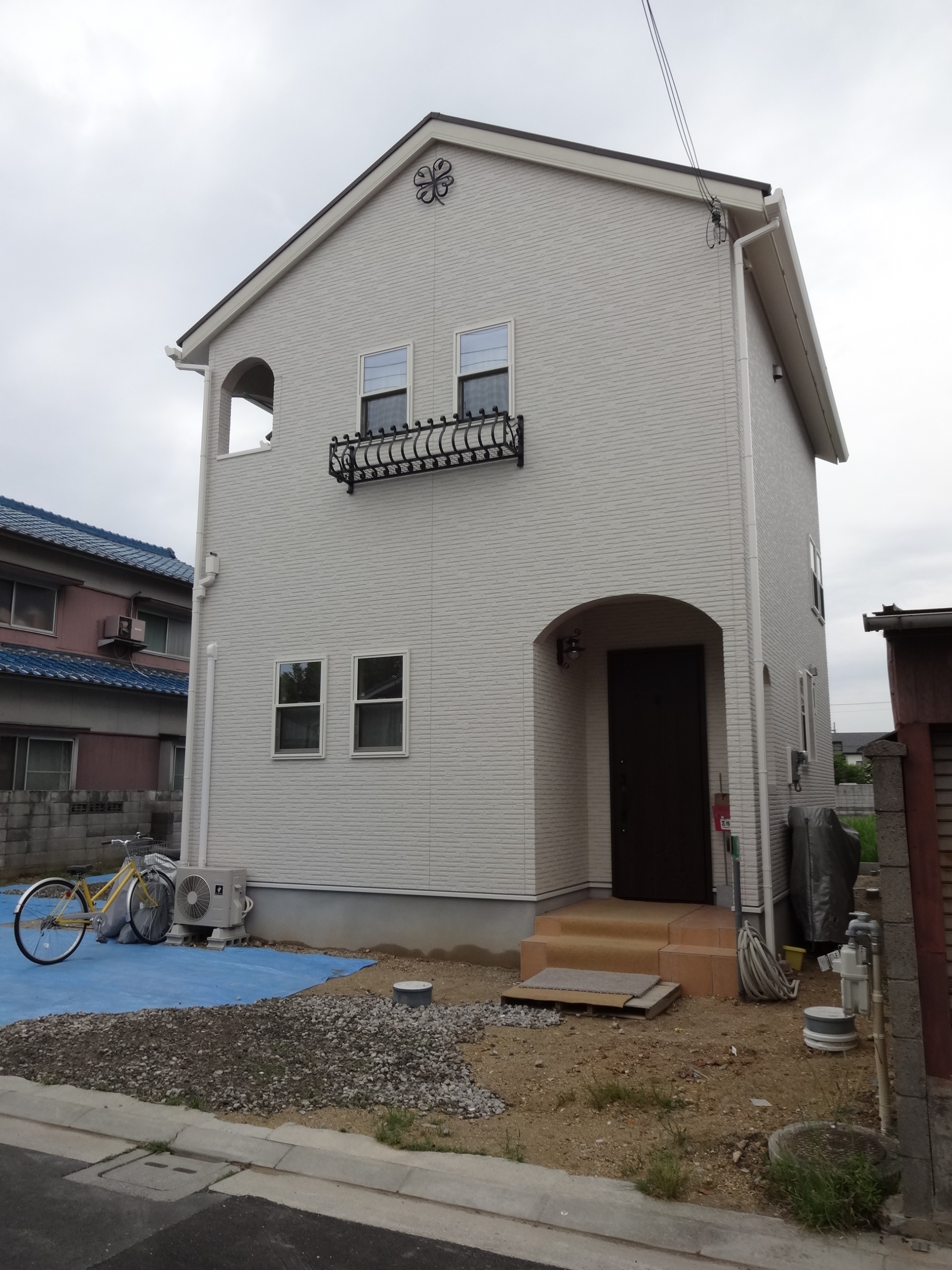 欧風住宅にヨーロピアンな機能門柱施工前 欧風住宅にヨーロピアンな機能門柱施工前