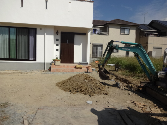 ナチュラルな白壁に緑が映えるお庭 太子町M様邸漉き取り状況 ナチュラルな白壁に緑が映えるお庭 太子町M様邸漉き取り状況