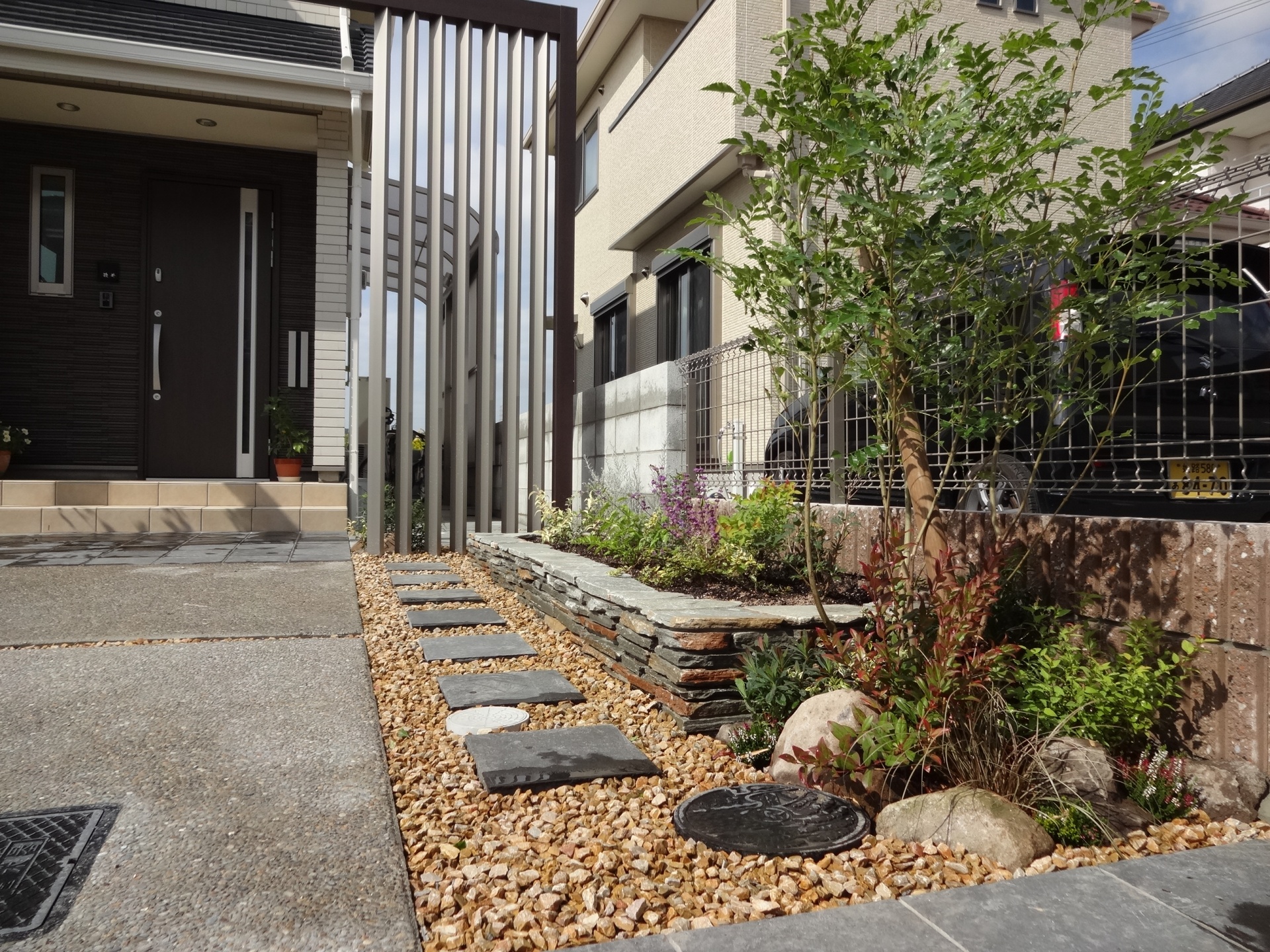 自然石で重厚感のエントランス空間 高砂市U様邸1 自然石で重厚感のエントランス空間 高砂市U様邸1