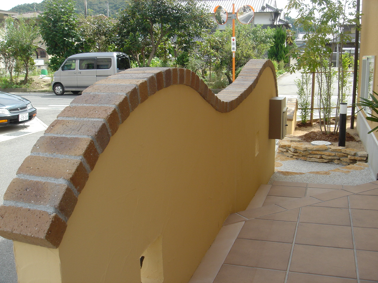 曲線レンガウォール笠木デザイン