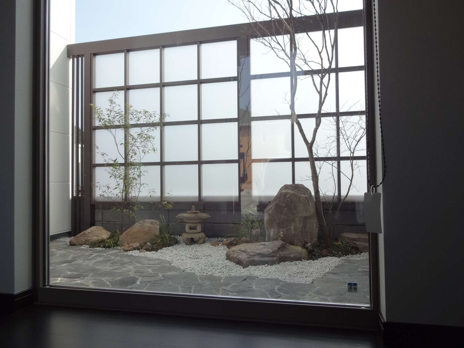 採光スクリーンで坪庭を目隠し　姫路市I様邸2