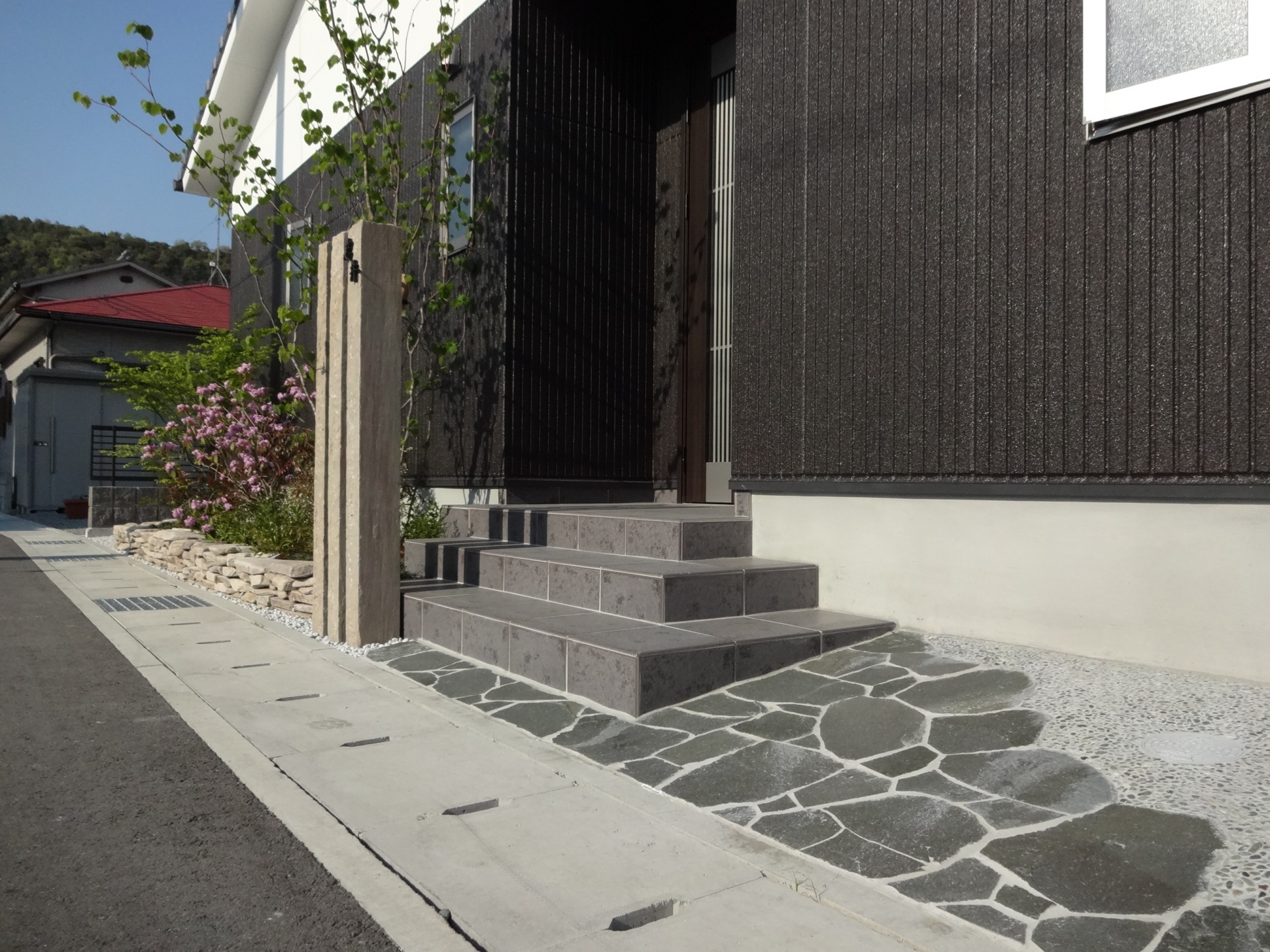 砂岩石柱と丹波石コバ積みで和風モダン　姫路市I様邸4