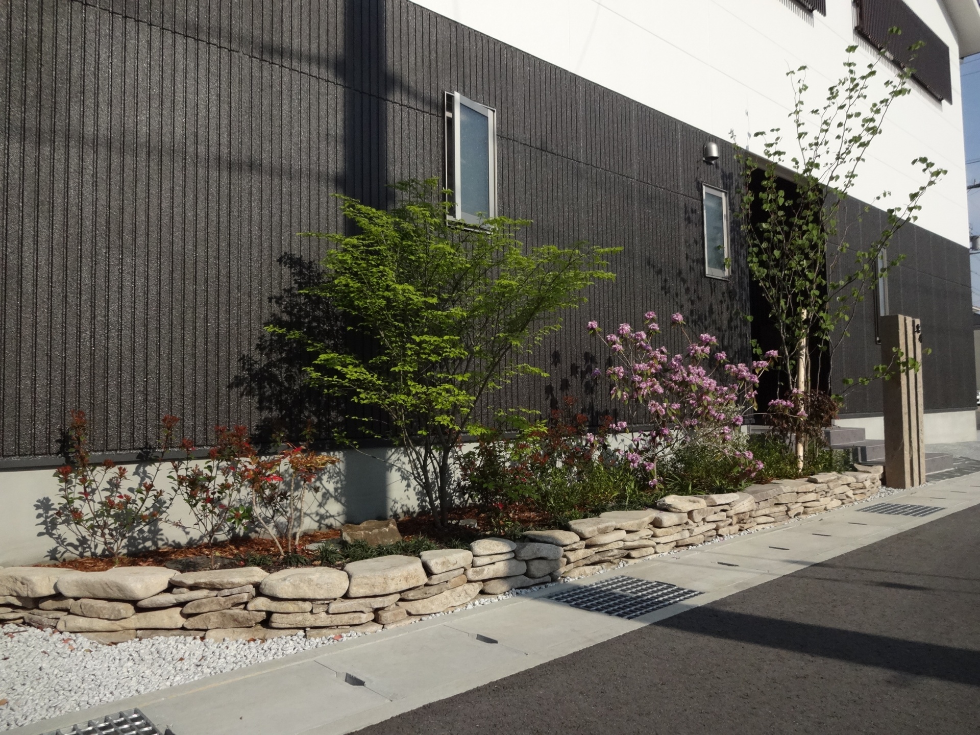 砂岩石柱と丹波石コバ積みで和風モダン　姫路市I様邸3