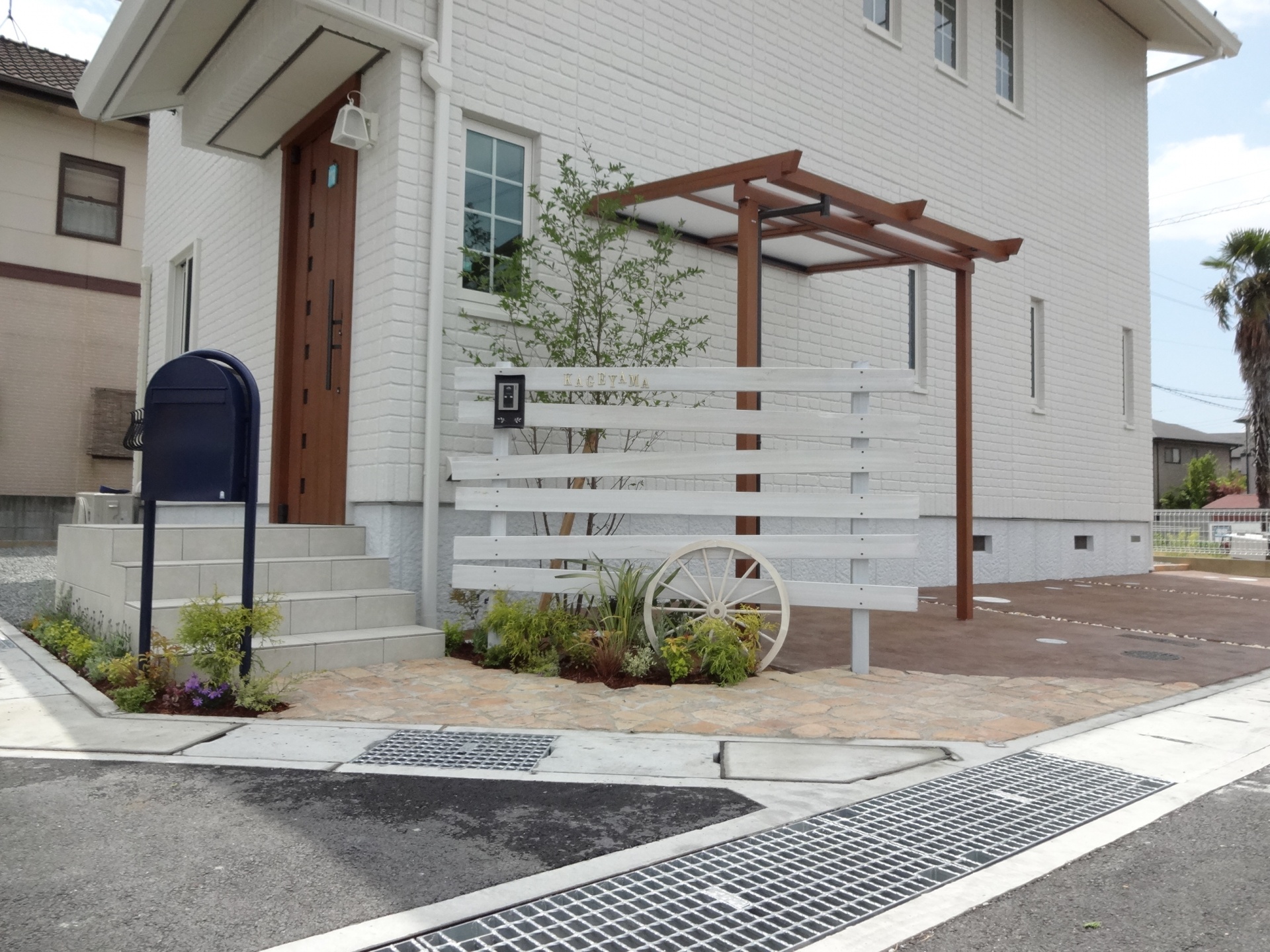 白塗装ウリンフェンスとボビポスト　姫路市K様邸5