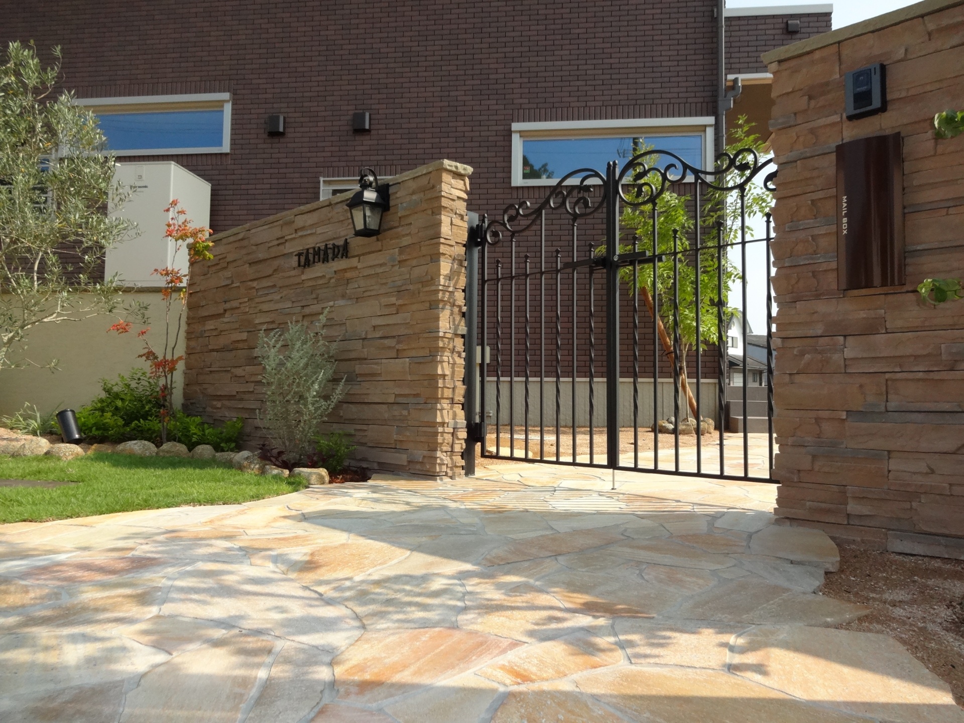 アイアンとタイルで上質なエクステリア　たつの市T様邸門周り