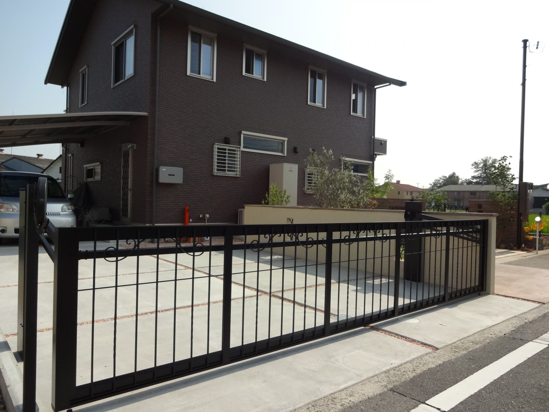 アイアンとタイルで上質なエクステリア　たつの市T様邸アイアン調オーバードア