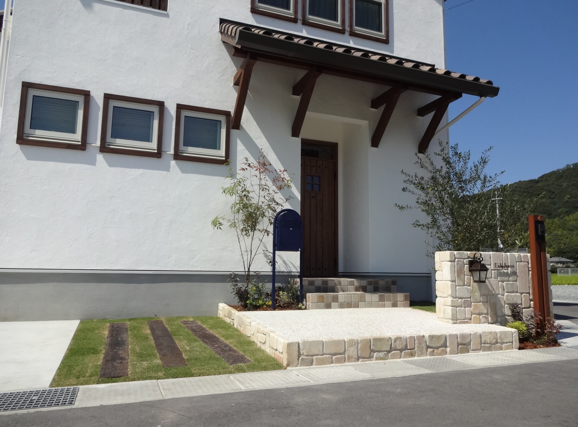 白を基調としたおしゃれな門周り　姫路市F様邸3