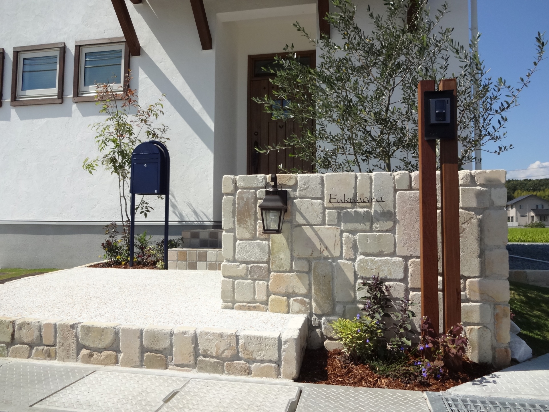 白を基調としたおしゃれな門周り　姫路市F様邸4