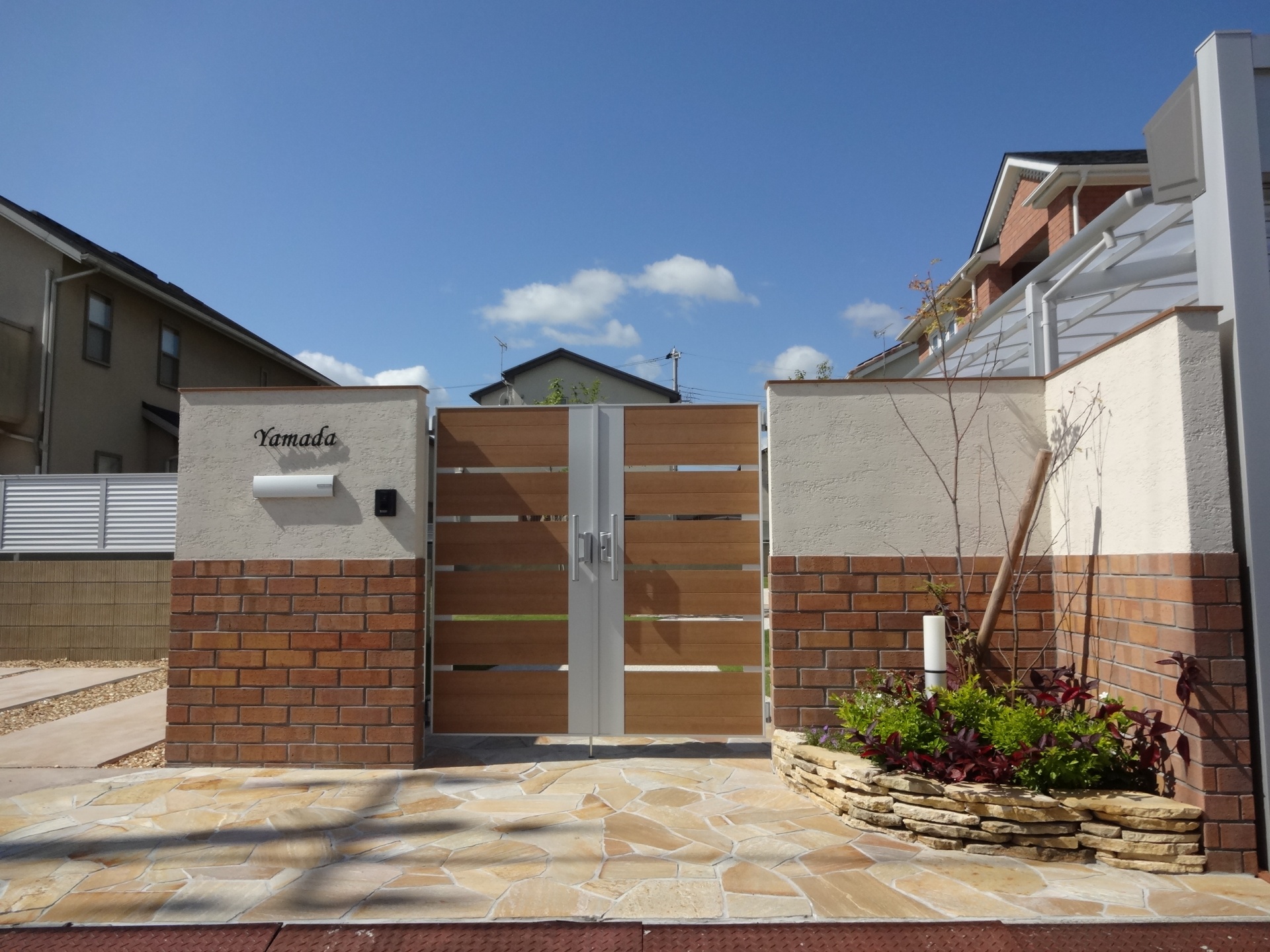 建物と統一感のある門回り｜レンガタイル張り　姫路市Y様邸4