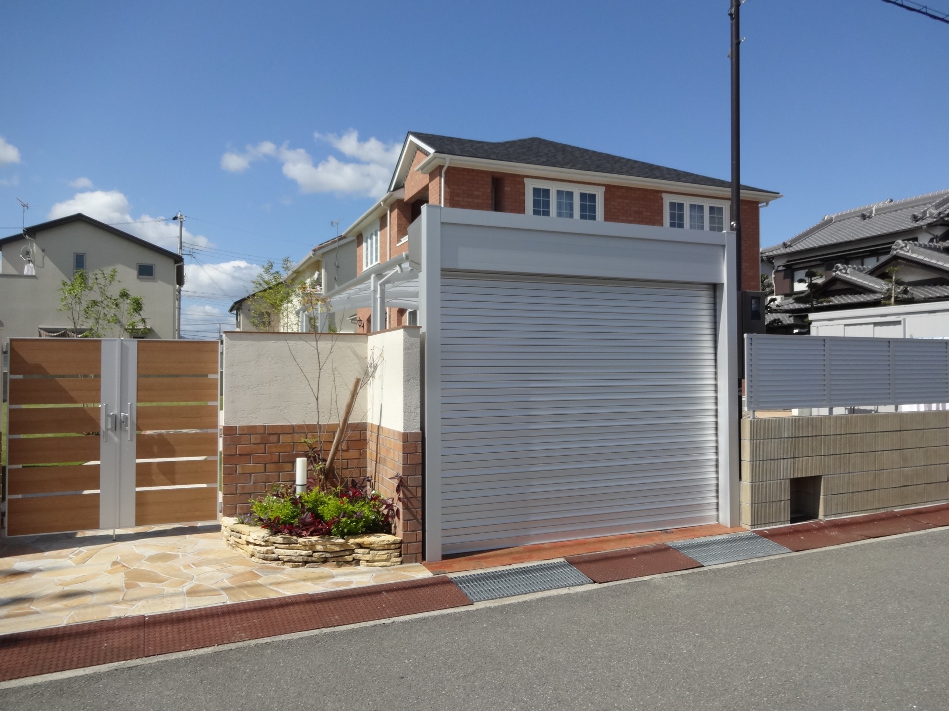 建物と統一感のある門回り｜レンガタイル張り　姫路市Y様邸5