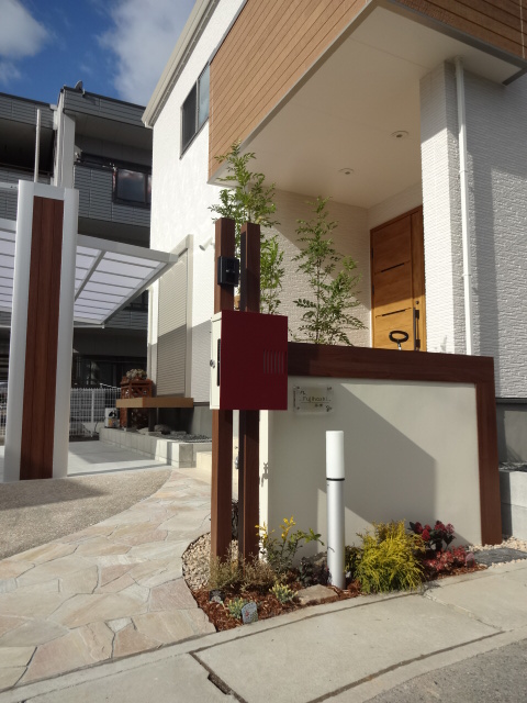 木目で建物と統一感のあるデザイン　姫路市F様邸4