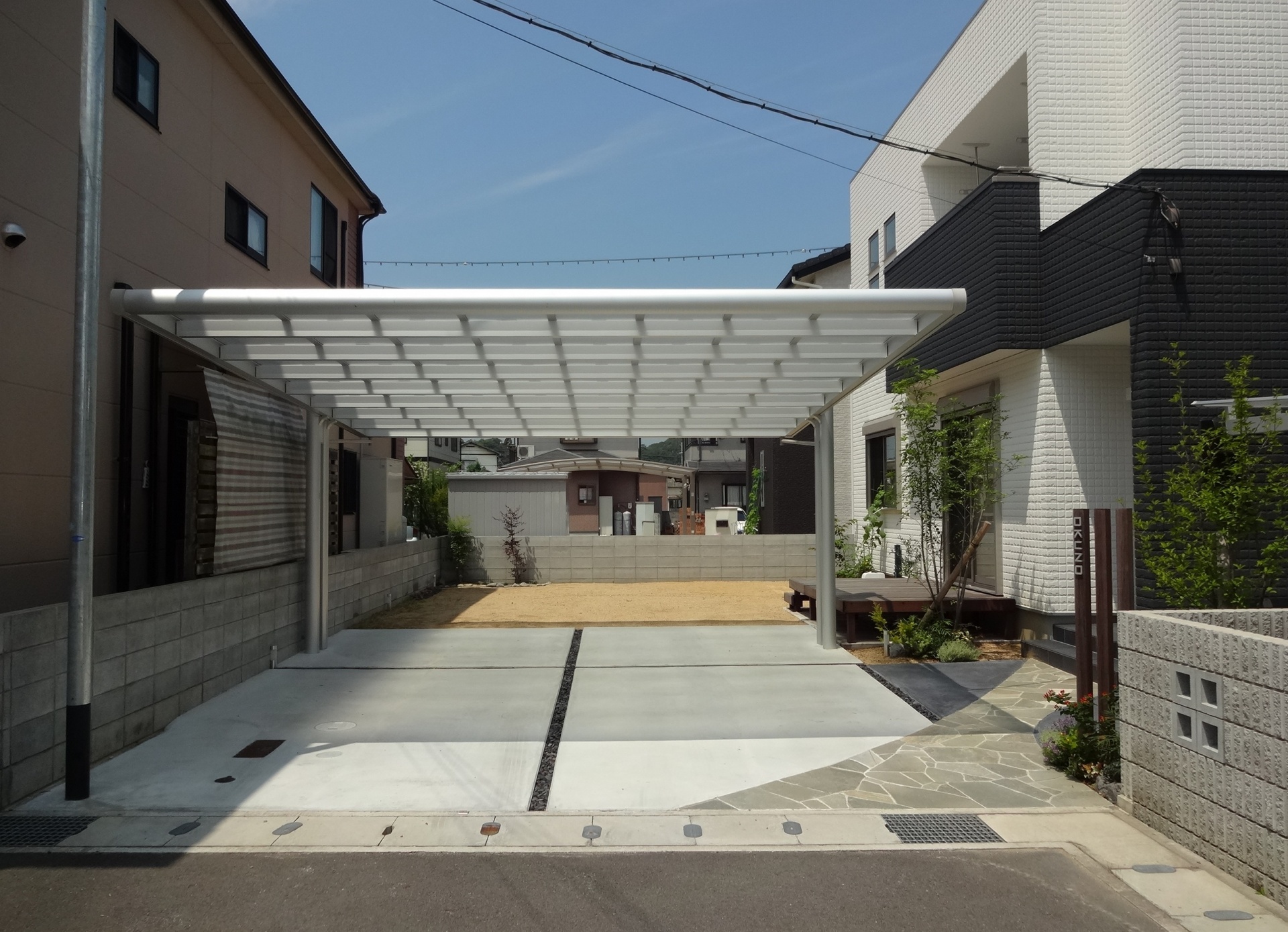 緑に囲まれた自然石曲線アプローチ　姫路市O様邸7