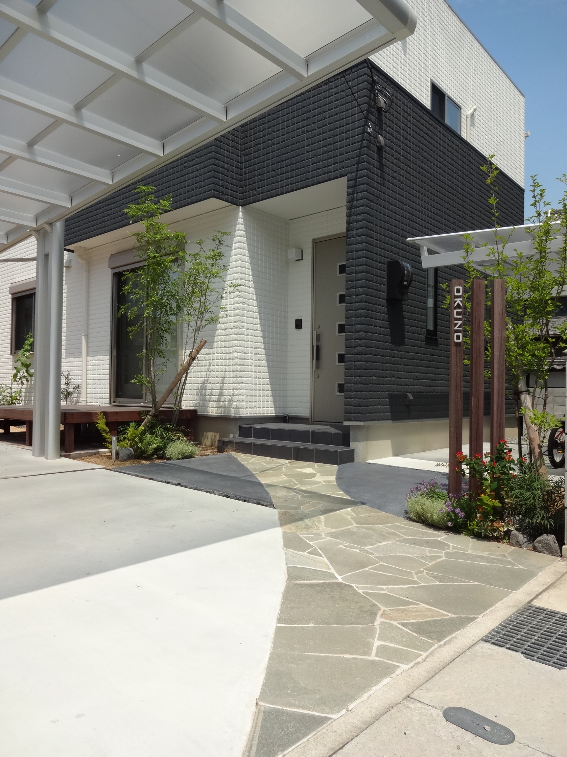 緑に囲まれた自然石曲線アプローチ　姫路市O様邸3