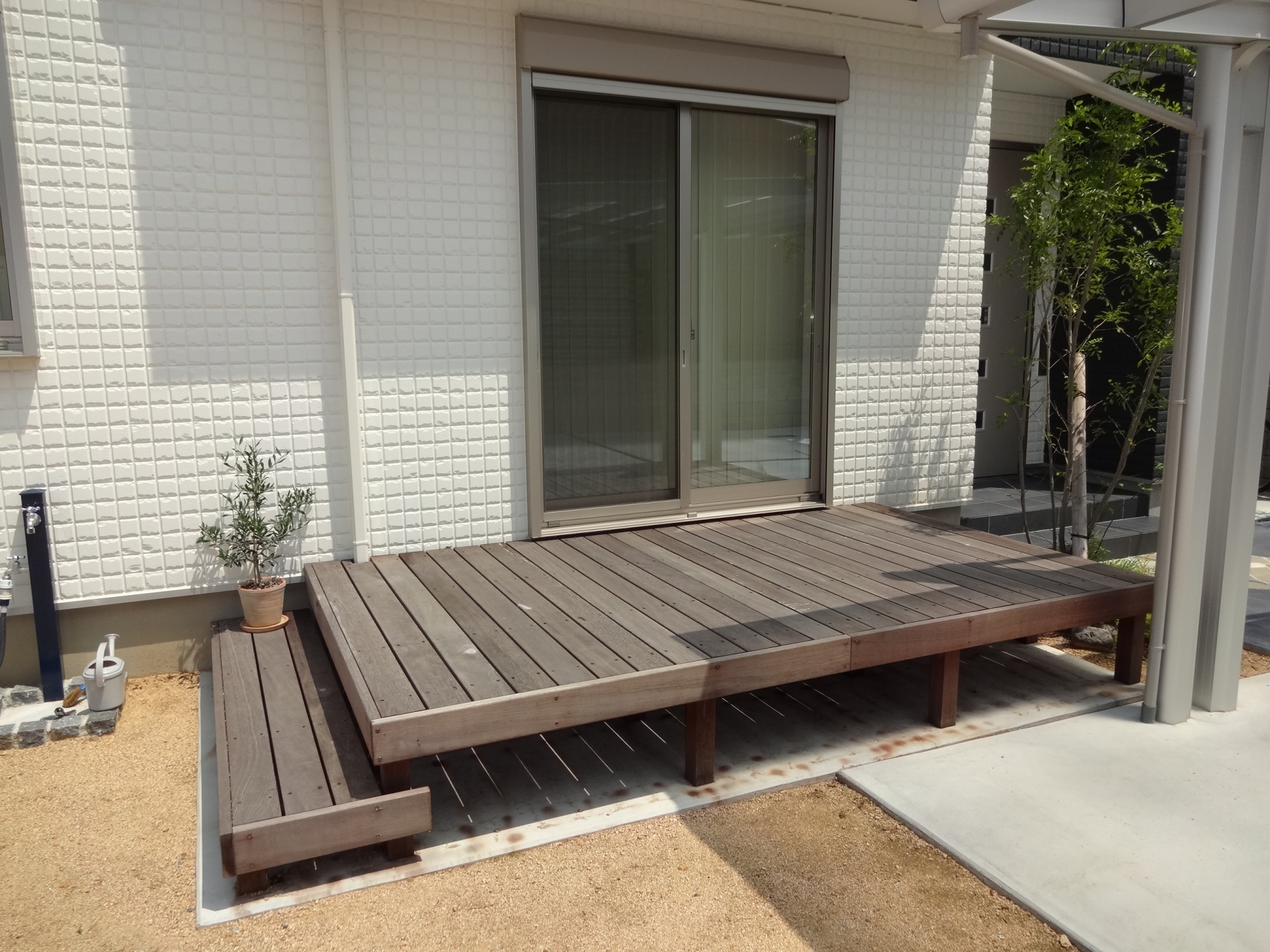 緑に囲まれた自然石曲線アプローチ　姫路市O様邸5