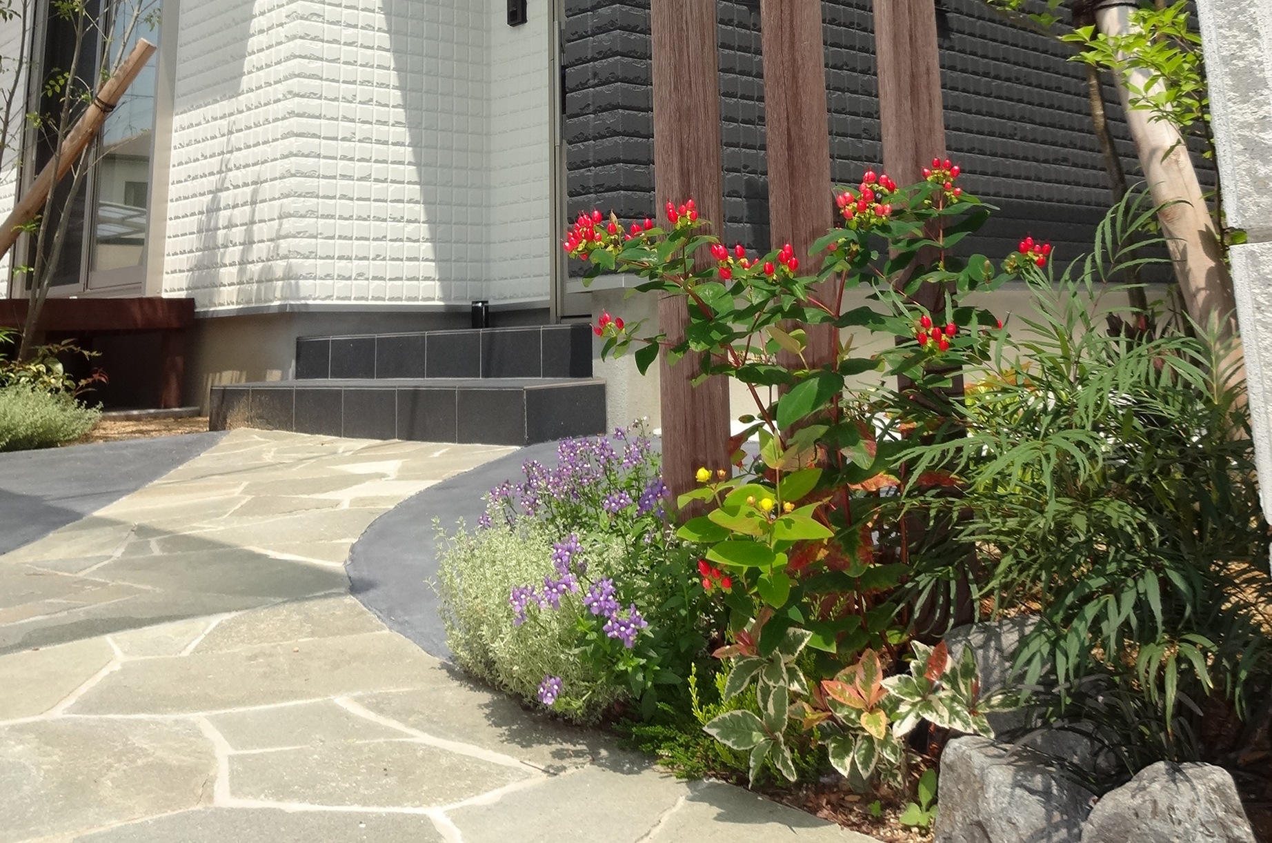 緑に囲まれた自然石曲線アプローチ　姫路市O様邸6