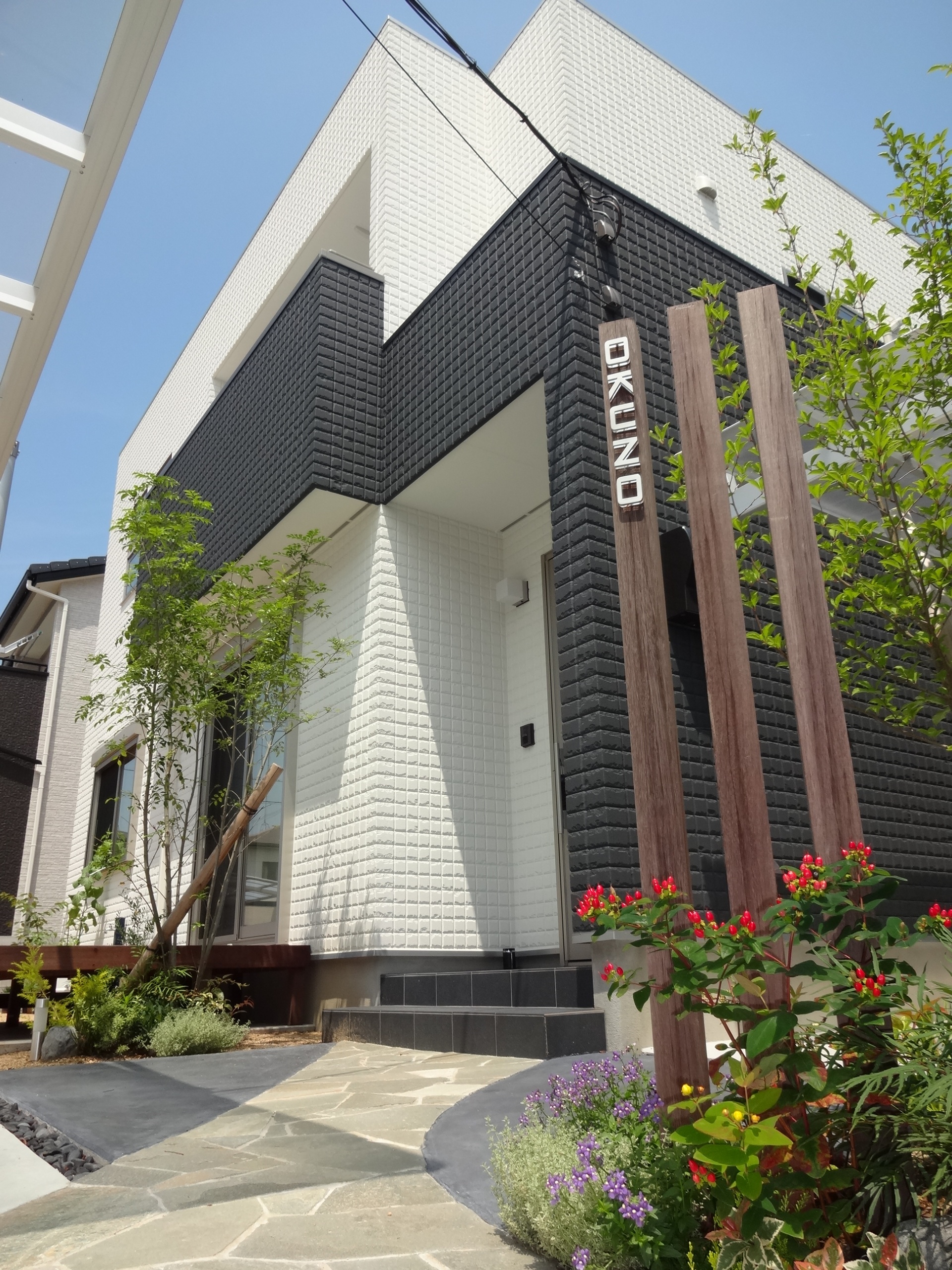 緑に囲まれた自然石曲線アプローチ　姫路市O様邸4