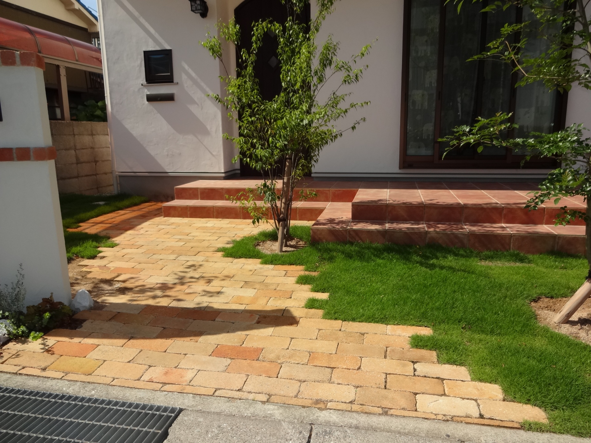 曲がりくねったレンガアプローチのお庭　姫路市A様邸6