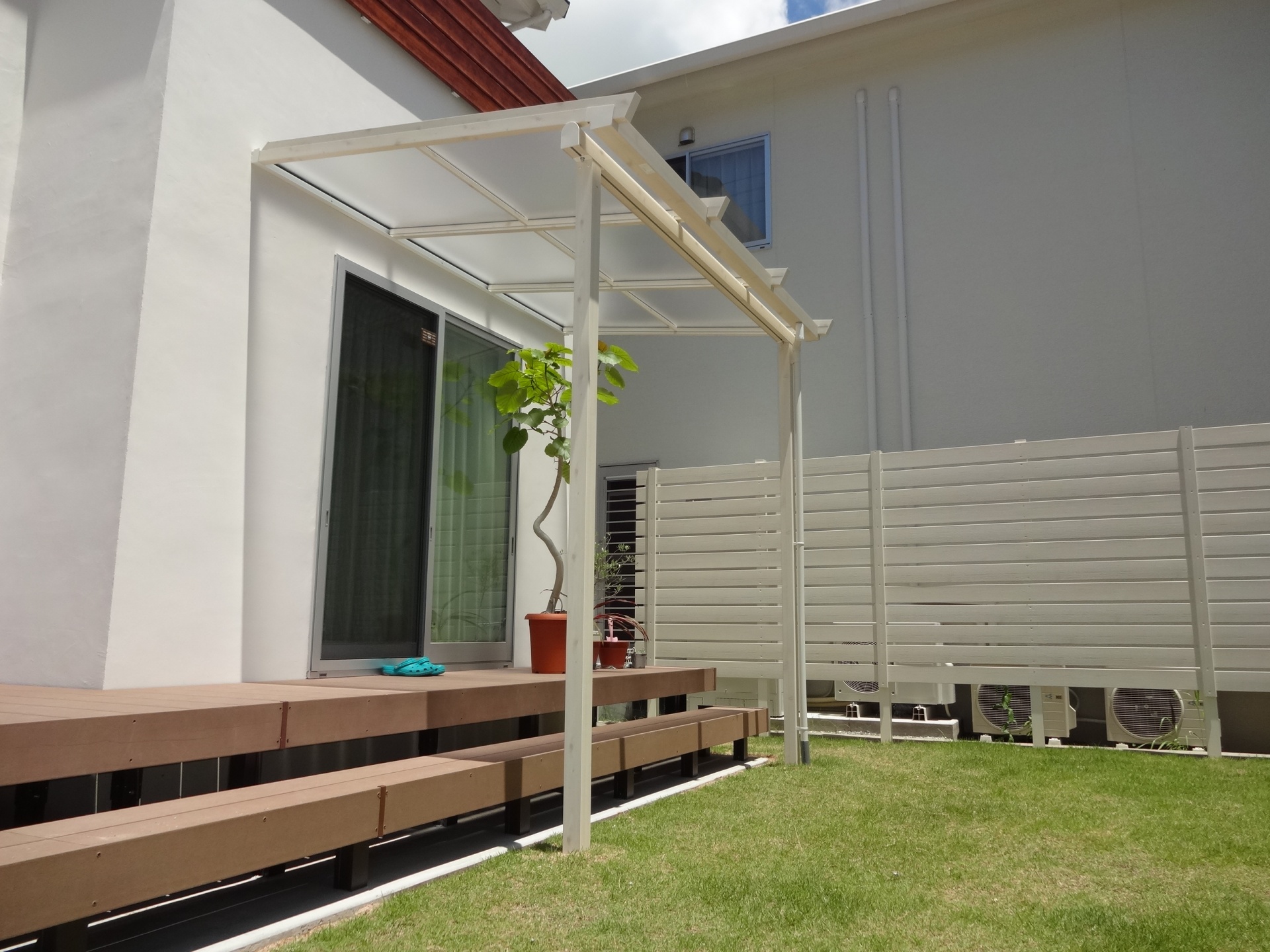 ホワイトフェンスで爽やかに目隠し　たつの市T様邸3