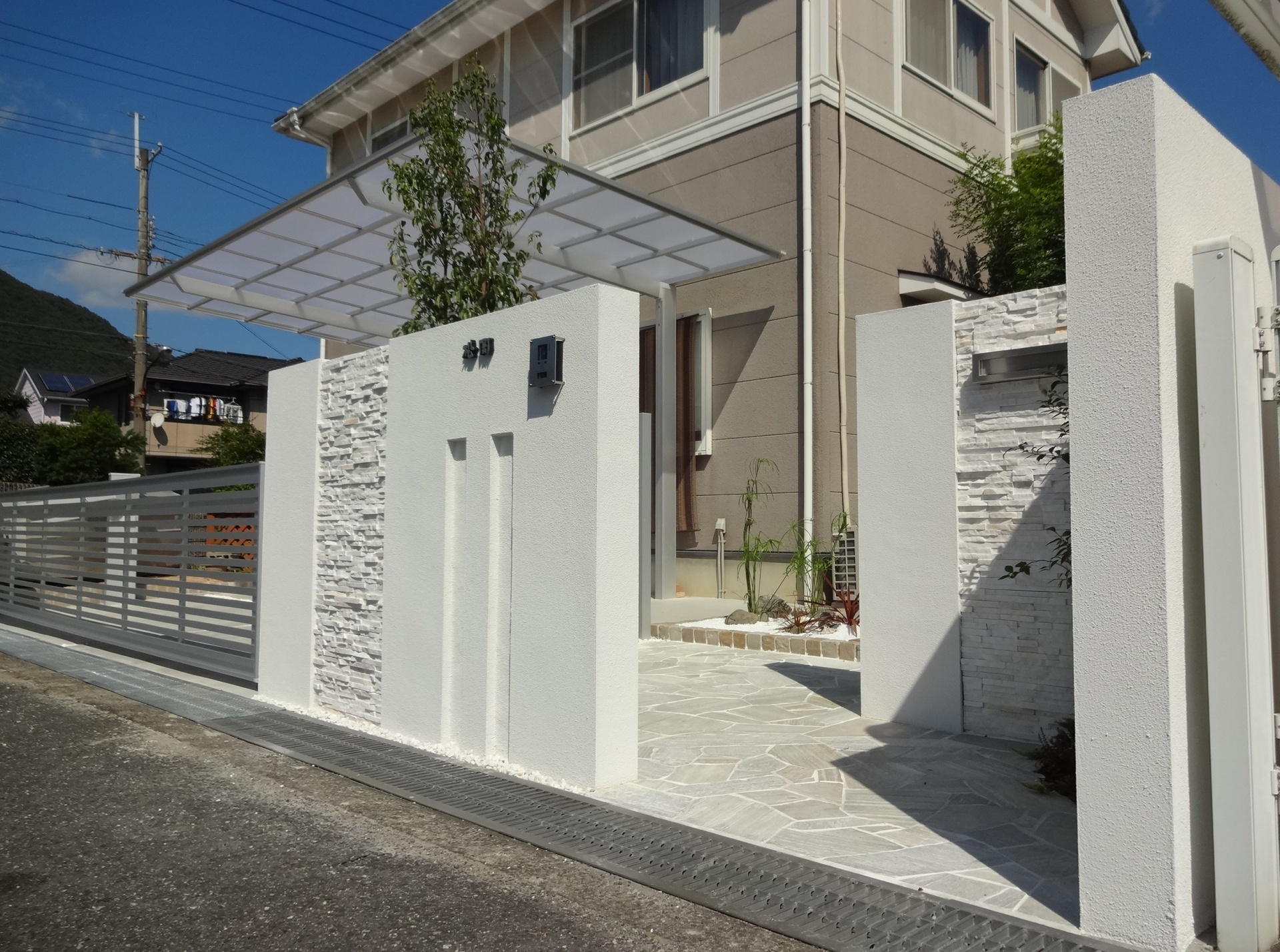 白を基調としたおしゃれな門周り　上郡町M様邸4