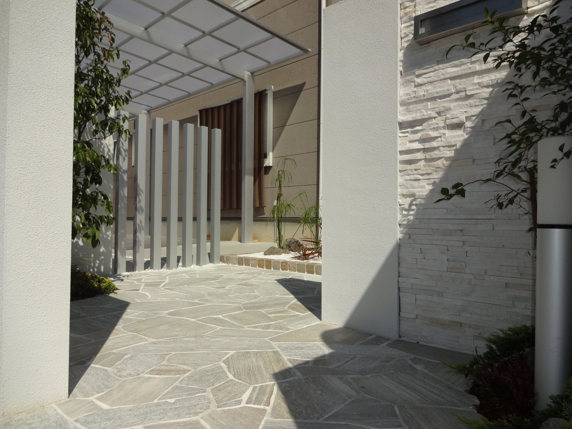 白を基調としたおしゃれな門周り　上郡町M様邸4