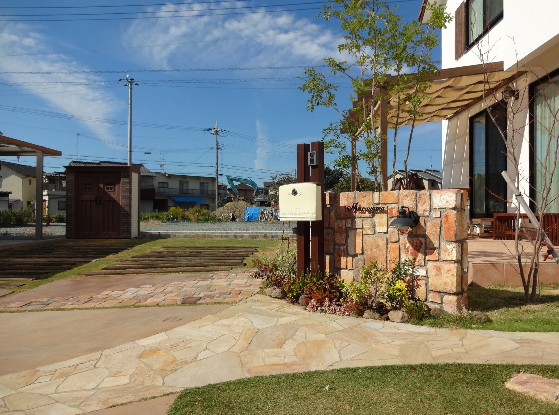 煉瓦と芝生・枕木のナチュラルなお庭　太子町M様邸2