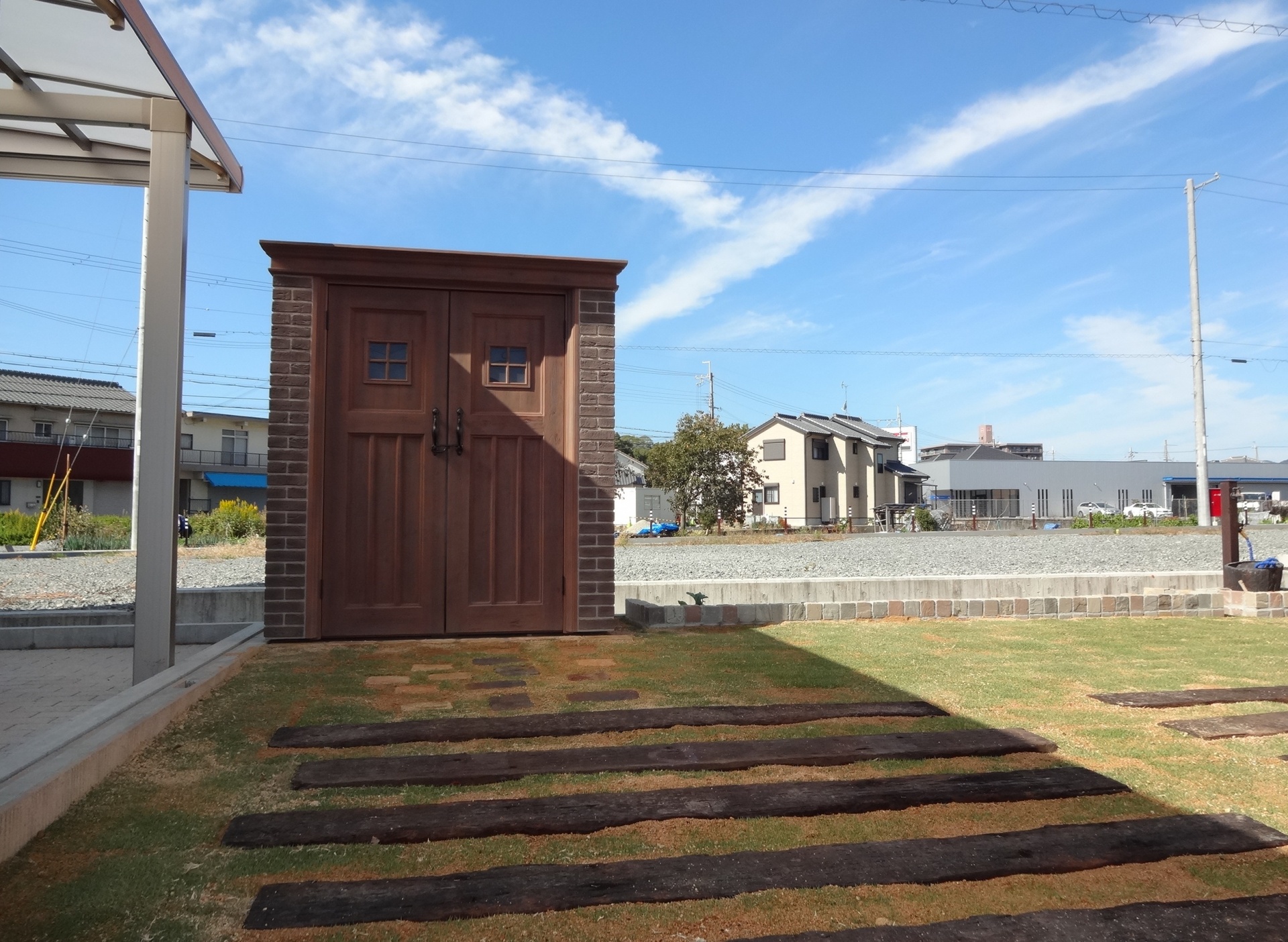 煉瓦と芝生・枕木のナチュラルなお庭　太子町M様邸3