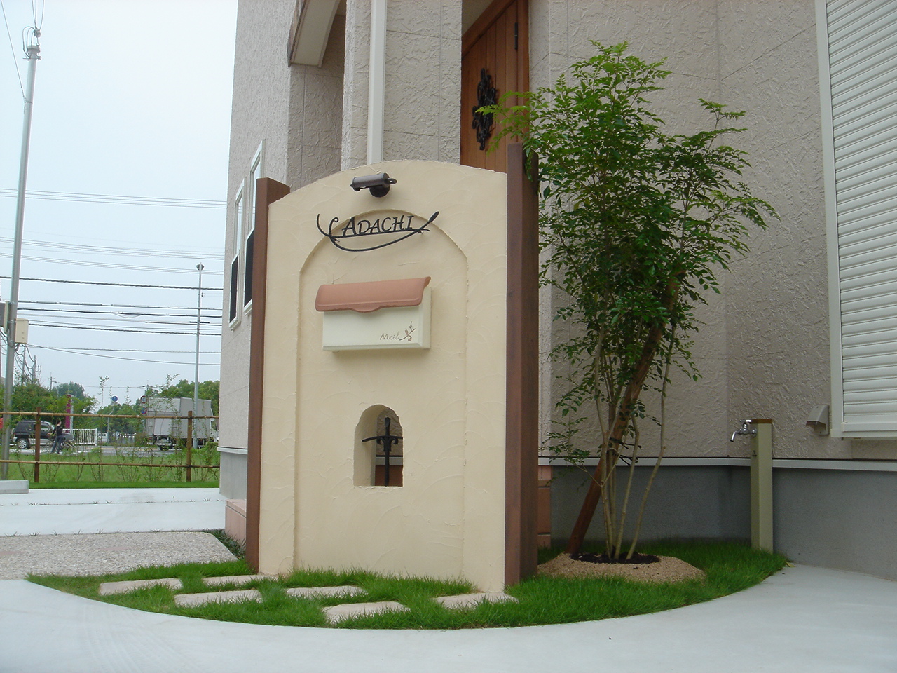 アーチ型ニッチ加工で上質な門柱デザイン　姫路市A様邸