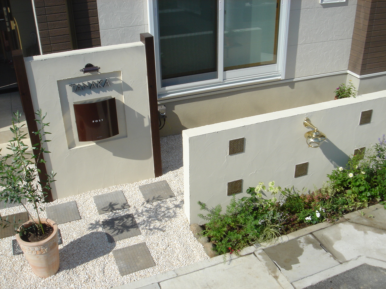 モダンウッドデザイン門柱のホワイトエクステリア