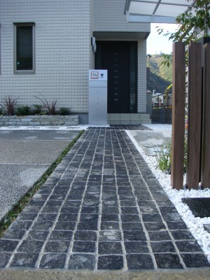 石畳の様な存在感のあるアプローチ 90 自然石 姫路市の外構 エクステリア エクステージ