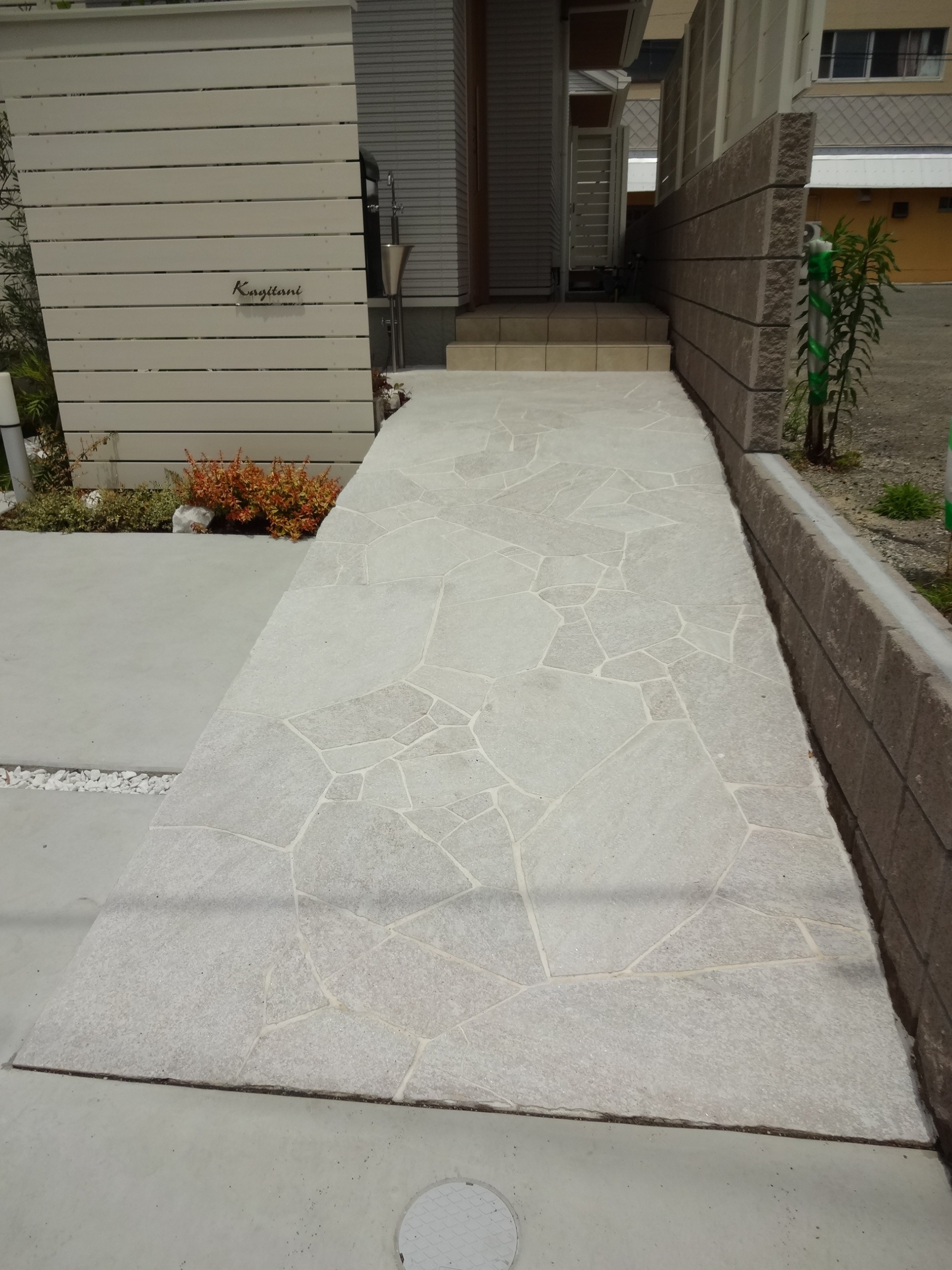 白と緑でシンプルガーデン　白の自然石アプローチ　姫路市K様邸3