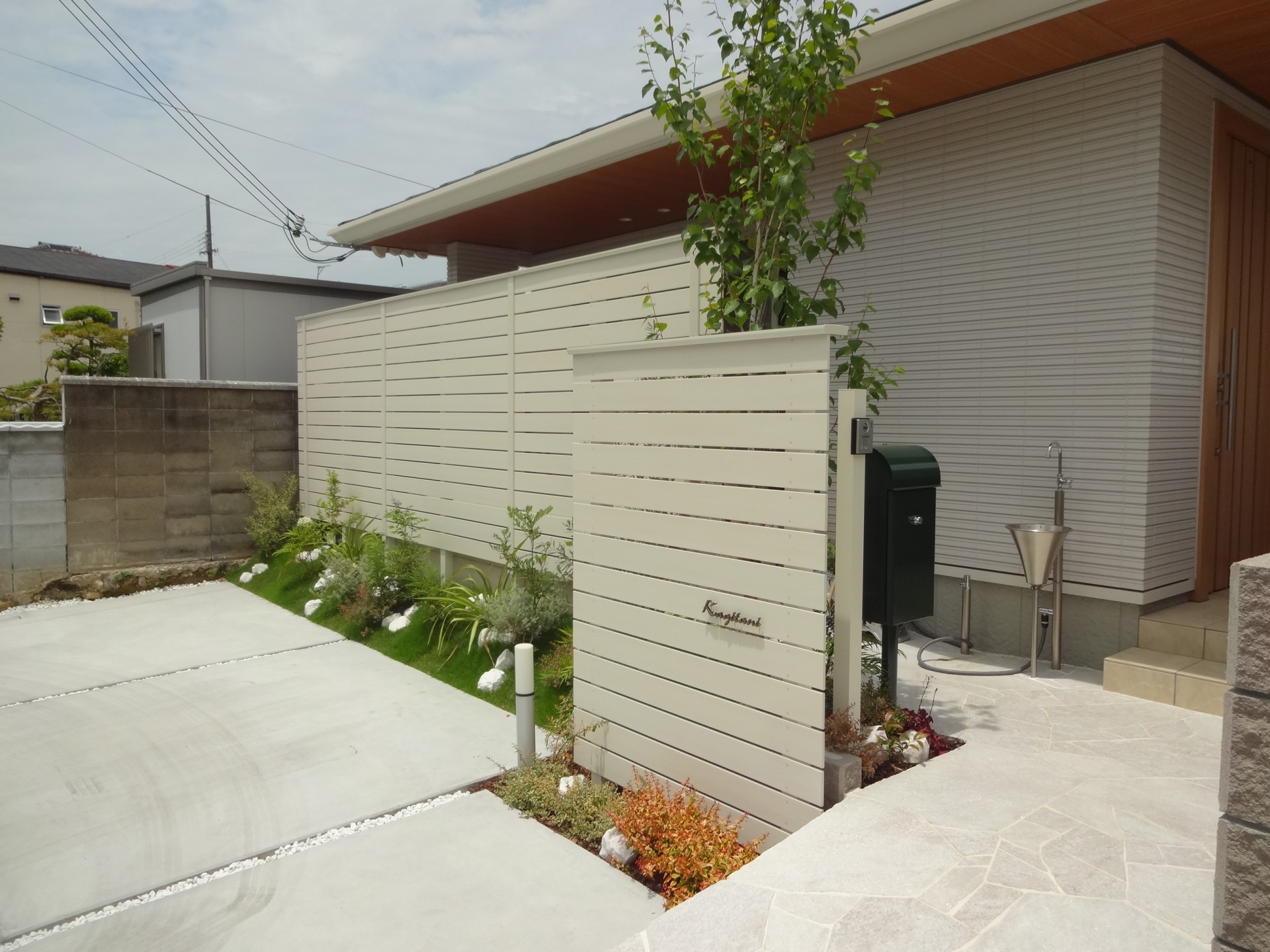 白と緑の爽やかガーデン　姫路市K様邸4